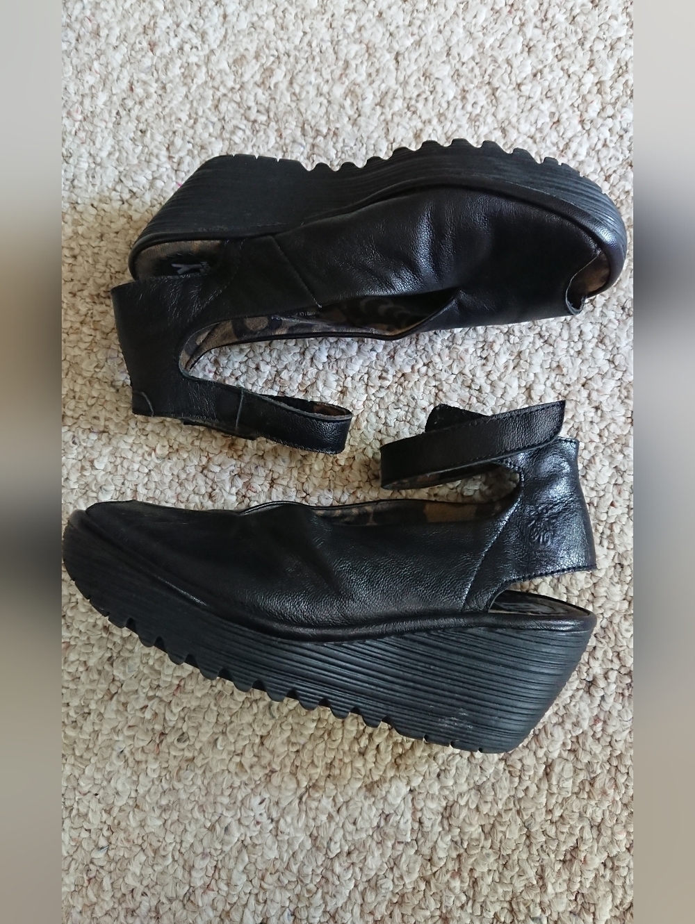 Fly London Yala Mousse black Leather wedges Sandal size 7.5